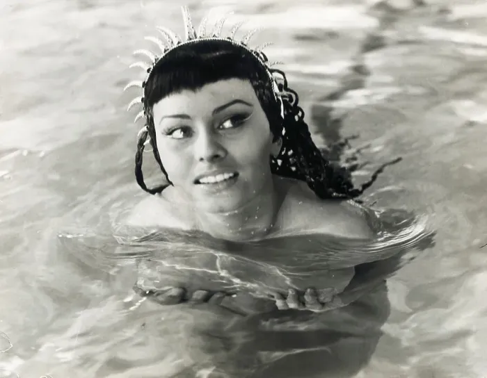 Framed Print : Sophia Loren Emerged in Swimming Pool Framed Print : Sophia Loren Emerged in Swimming Pool