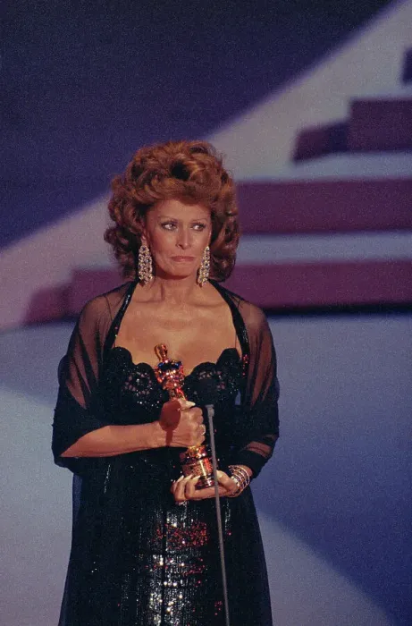 Framed Print : Sophia Loren Holding Oscar Award Framed Print : Sophia Loren Holding Oscar Award