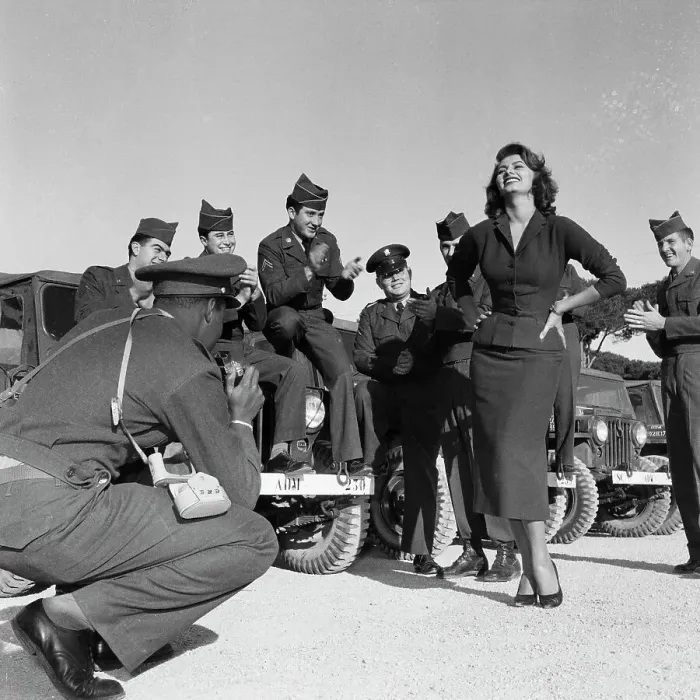 Framed Print : Sophia Loren Posing With Soldiers Framed Print : Sophia Loren Posing With Soldiers