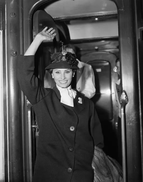 Framed Print : Sophia Loren Shows Off Spring Bonnet Framed Print : Sophia Loren Shows Off Spring Bonnet