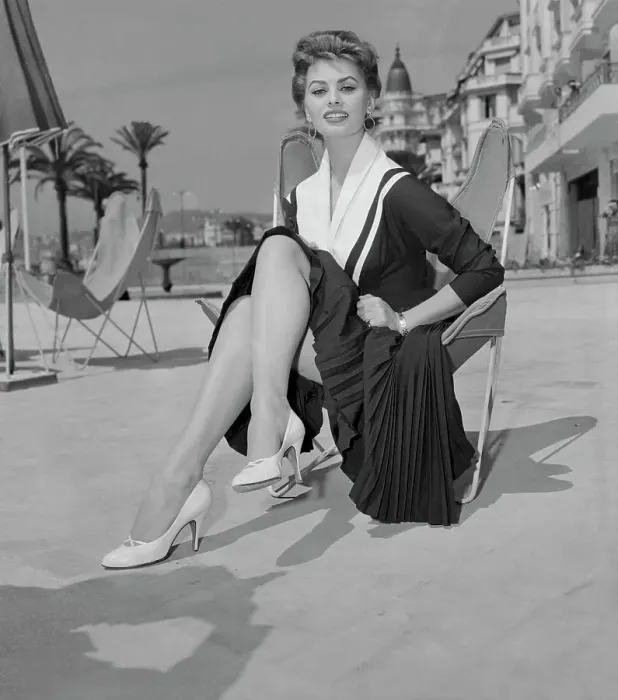 Framed Print : Sophia Loren Sitting on a Chair Framed Print : Sophia Loren Sitting on a Chair
