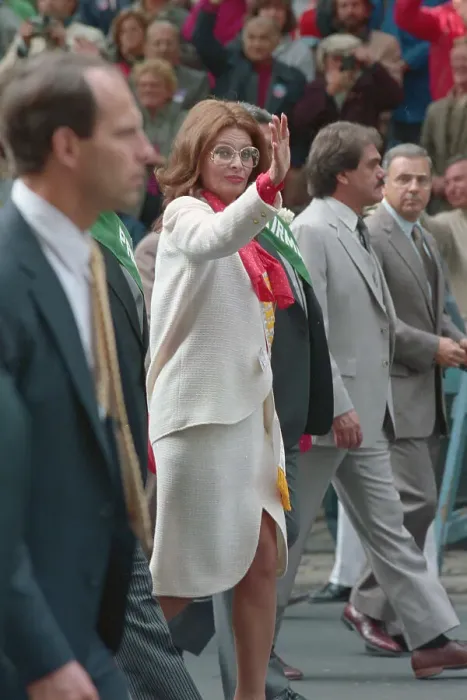 Framed Print : Sophia Loren Waving to Crowd Framed Print : Sophia Loren Waving to Crowd