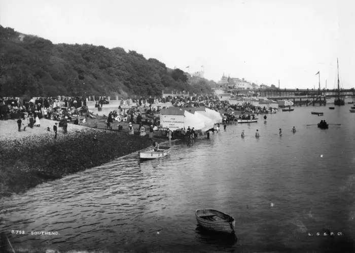 Framed Print : Southend. 8th July 1898: A beach scene at Southend-on-Sea Framed Print : Southend. 8th July 1898: A beach scene at Southend-on-Sea
