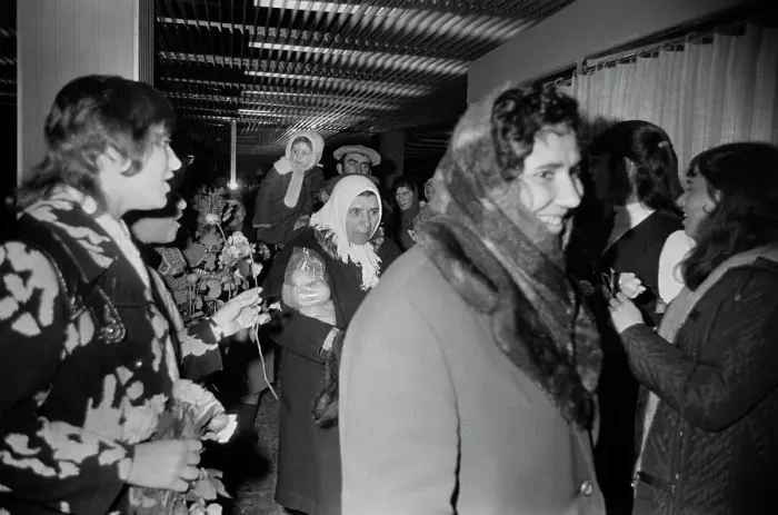 Framed Print : Soviet Jews Welcomed At Israel Airport Framed Print : Soviet Jews Welcomed At Israel Airport