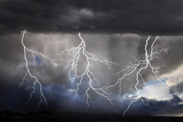 Spectacular lightning show lights up
