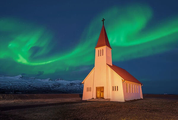 Spectacular northern lights appear Over Church
