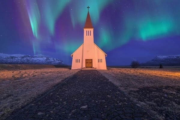 Spectacular northern lights appear Over Church