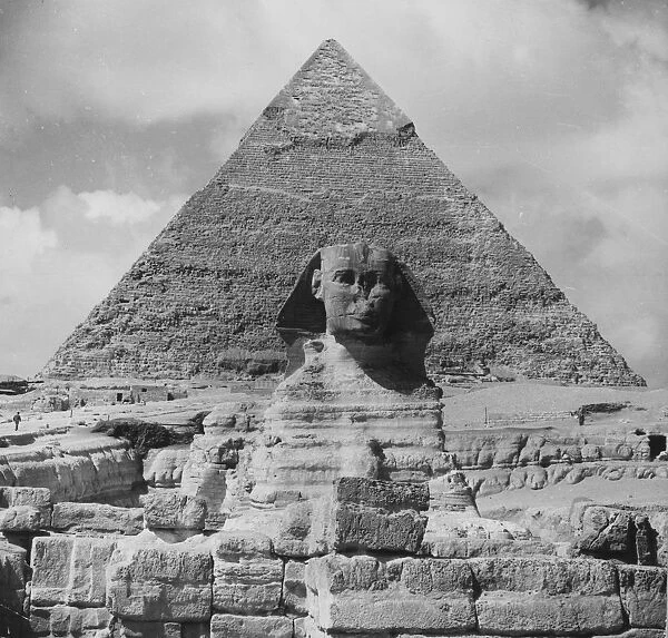 Sphinx. circa 1950: The Sphinx and the Cheops pyramid at Gizah, Egypt
