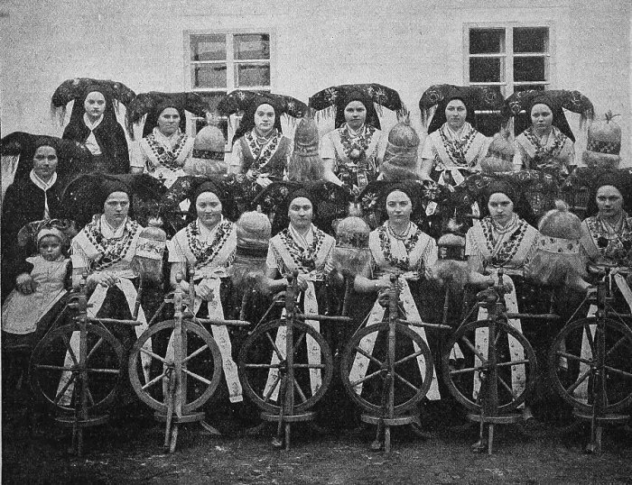 Framed Print : A Spinning Room Society in the Spreewald, Women with Spinning Wheel, Germany, Photo from 1895, Historic, Digital Reproduction of an Original 19th-century Original Framed Print : A Spinning Room Society in the Spreewald, Women with Spinning Wheel, Germany, Photo from 1895, Historic, Digital Reproduction of an Original 19th-century Original