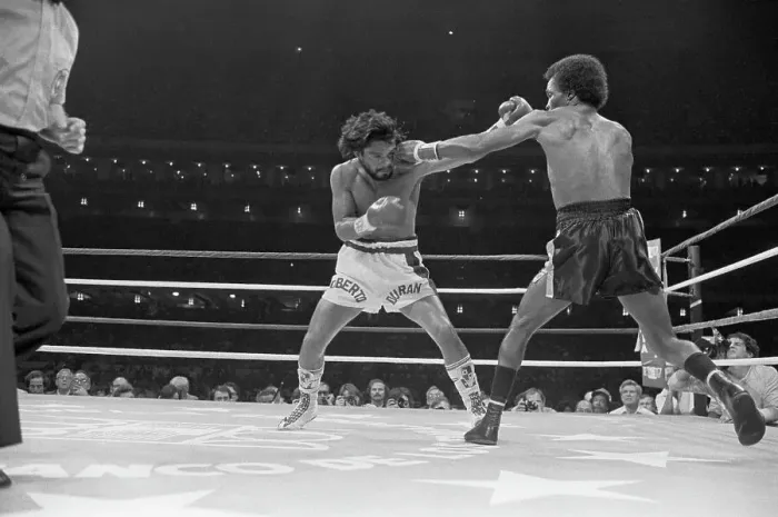 Framed Print : S.Ray Leonard Lands Left Jab On R. Duran Framed Print : S.Ray Leonard Lands Left Jab On R. Duran
