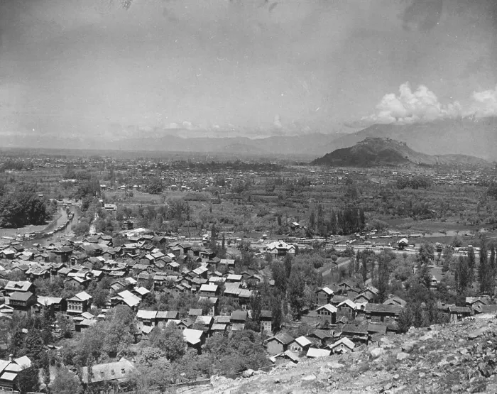 Framed Print : Srinagar. 1934: A general view of Srinagar in Kashmir. (Photo by Fox Photos / Getty Images) Framed Print : Srinagar. 1934: A general view of Srinagar in Kashmir. (Photo by Fox Photos / Getty Images)