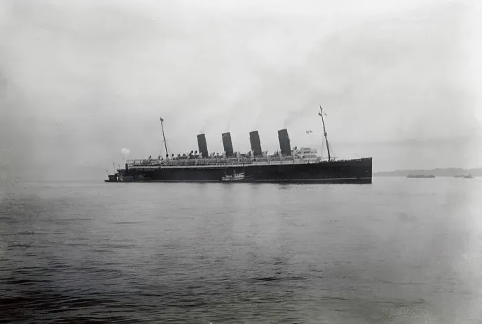 Framed Print : S.S. Mauretania Sailing the Water