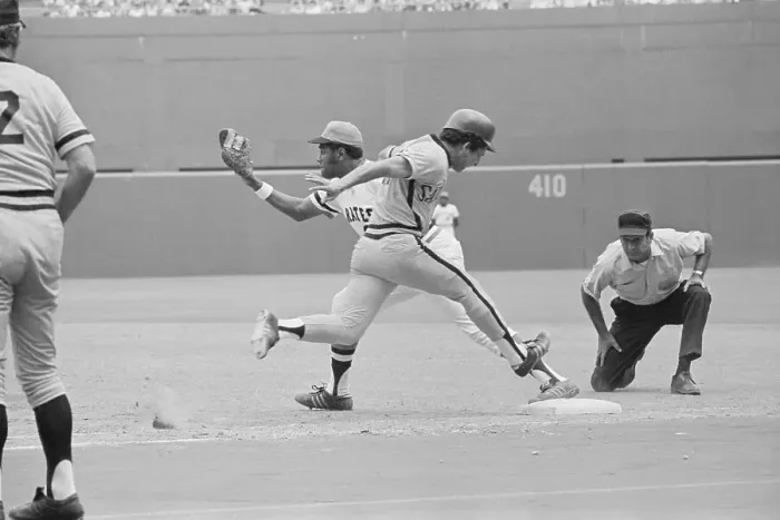 Framed Print : Stargell Plays 1St Base W / Runner On Base Framed Print : Stargell Plays 1St Base W / Runner On Base