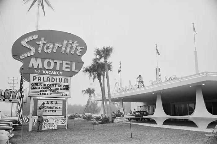 Framed Print : Starlite Motel in Cocoa Beach Framed Print : Starlite Motel in Cocoa Beach