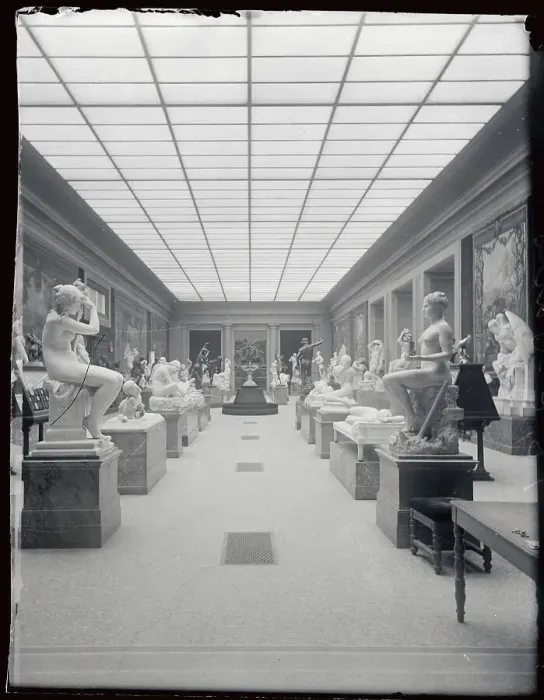 Framed Print : Statues Sitting in Luxemburg Gallery Framed Print : Statues Sitting in Luxemburg Gallery