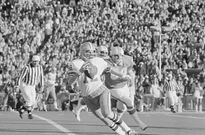 Framed Print : Staubach Avoids Stanfill Framed Print : Staubach Avoids Stanfill