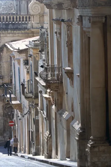 Framed Print : Steep hillside streets in Noto
