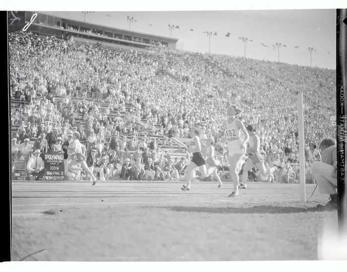 Framed Print : Stella Walsh Leading The Race on Track Framed Print : Stella Walsh Leading The Race on Track