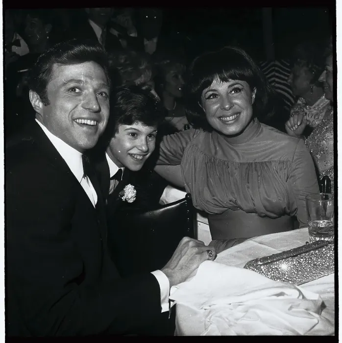 Framed Print : Steve Lawrence and Eydie Gorme with Youngster Framed Print : Steve Lawrence and Eydie Gorme with Youngster