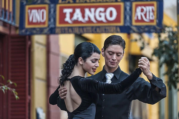 Street dancers, couple dancing tango, La Boca, Buenos Aires, Argentina