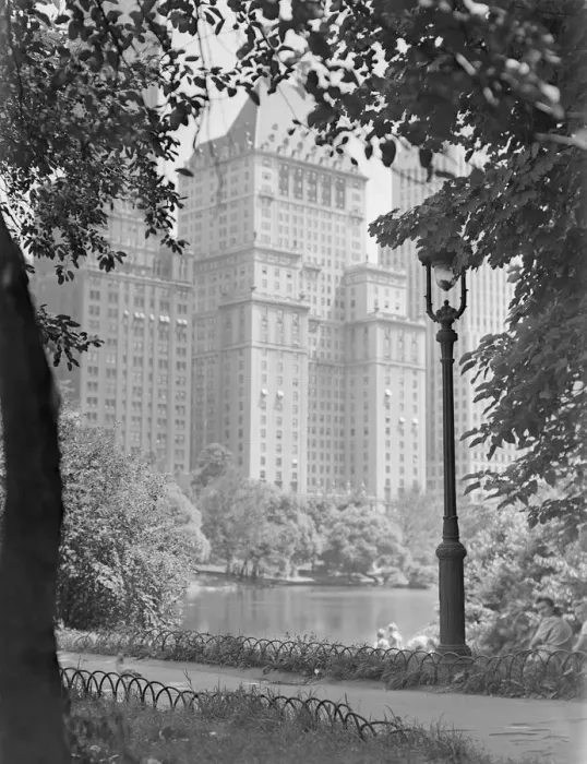Framed Print : Street lamp, building in background
