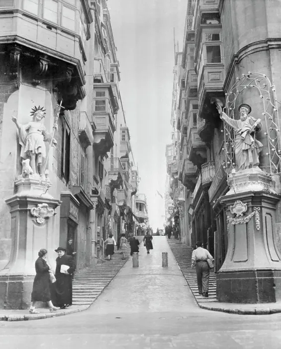 Framed Print : Street Scene in Malta Framed Print : Street Scene in Malta