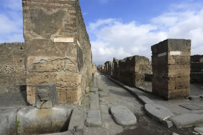 Framed Print : Street scene in Pompeii