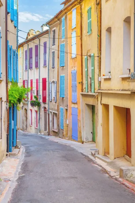 Framed Print : Streets in a small old town in Provence, France Framed Print : Streets in a small old town in Provence, France