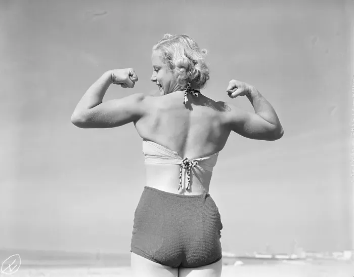 Framed Print : Strongwoman Demonstrates Her Physique Framed Print : Strongwoman Demonstrates Her Physique
