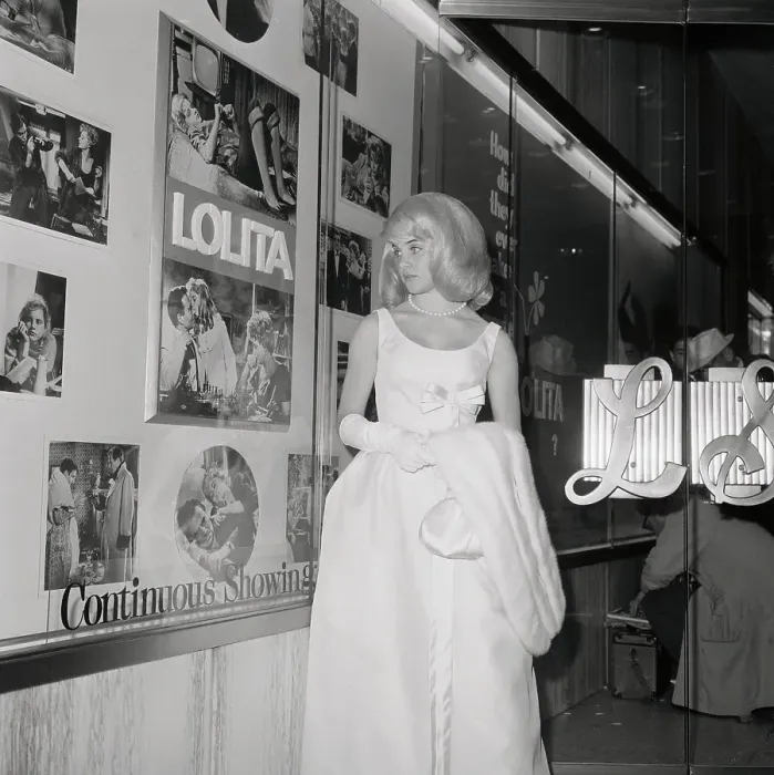 Framed Print : Sue Lyon Looking at a Billboard Framed Print : Sue Lyon Looking at a Billboard