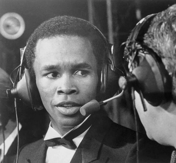 Framed Print : Sugar Ray Leonard & Broadcaster Talking Framed Print : Sugar Ray Leonard & Broadcaster Talking