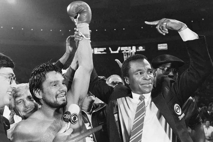 Framed Print : Sugar Ray Leonard Celebrating With Roberto Duran Framed Print : Sugar Ray Leonard Celebrating With Roberto Duran