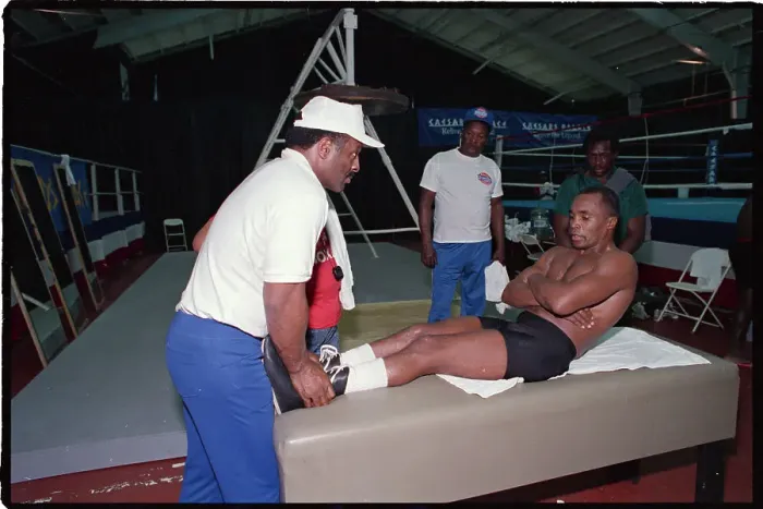 Framed Print : Sugar Ray Leonard Doing Sit-Ups Framed Print : Sugar Ray Leonard Doing Sit-Ups