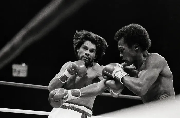 Framed Print : Sugar Ray Leonard Hits Robert Duran in Fight Framed Print : Sugar Ray Leonard Hits Robert Duran in Fight