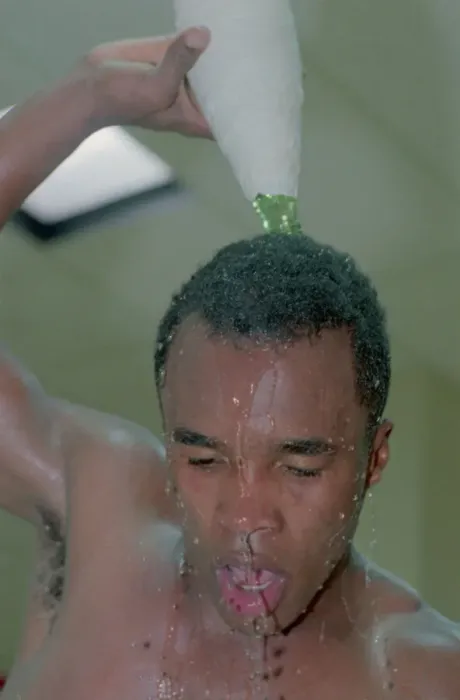 Framed Print : Sugar Ray Leonard Pouring Water on Head Framed Print : Sugar Ray Leonard Pouring Water on Head