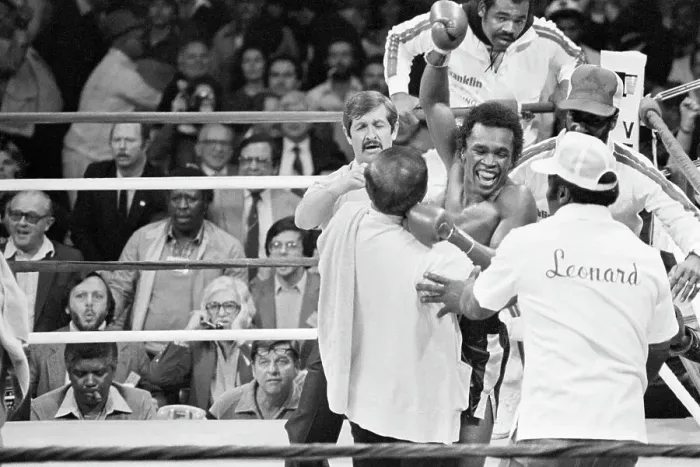 Framed Print : Sugar Ray Leonard Taunting Roberto Duran Framed Print : Sugar Ray Leonard Taunting Roberto Duran