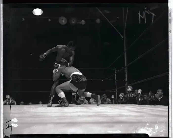 Framed Print : Sugar Ray Robinson in Boxing Action