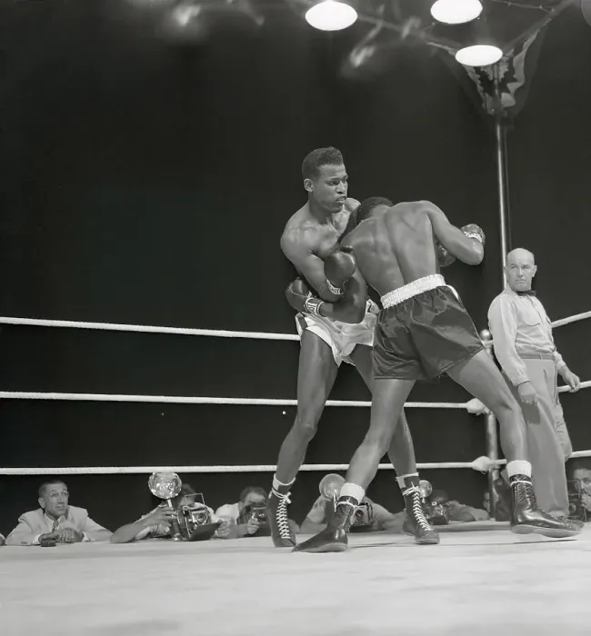 Framed Print : Sugar Ray Robinson in Boxing Action Framed Print : Sugar Ray Robinson in Boxing Action
