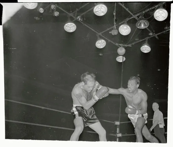 Framed Print : Sugar Ray Robinson and Carl Olson Boxing in the Ring Framed Print : Sugar Ray Robinson and Carl Olson Boxing in the Ring