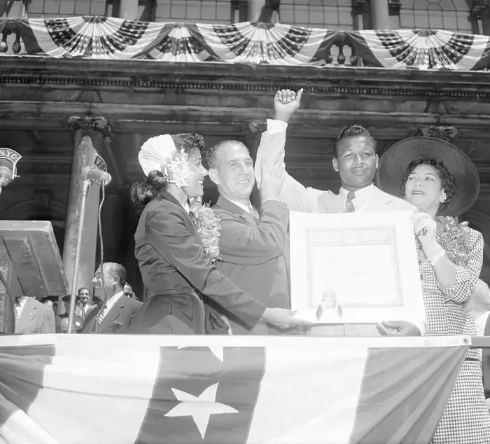 Framed Print : Sugar Ray Robinson with Family and Mayor Framed Print : Sugar Ray Robinson with Family and Mayor