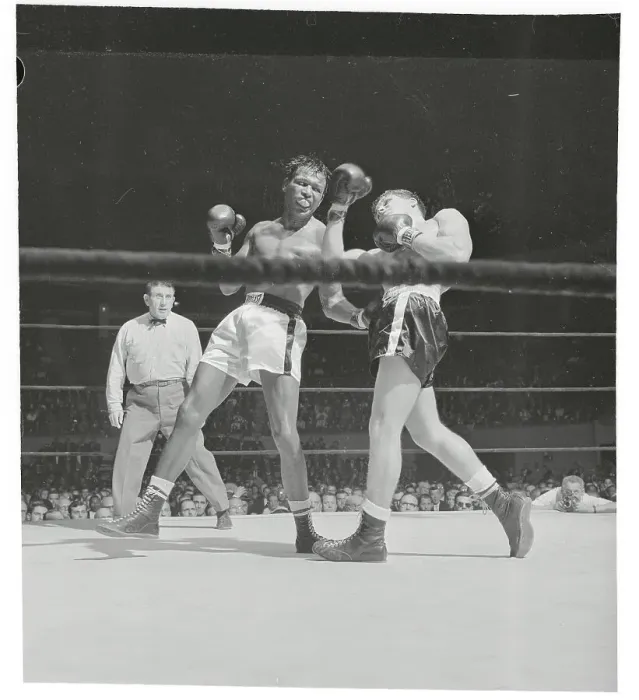 Framed Print : Sugar Ray Robinson Fighting Opponent Framed Print : Sugar Ray Robinson Fighting Opponent