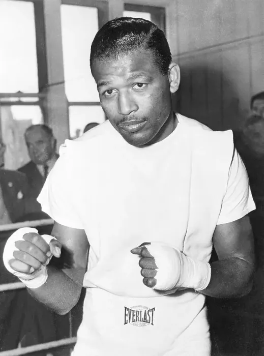 Framed Print : Sugar Ray Robinson in Fighting Stance Framed Print : Sugar Ray Robinson in Fighting Stance