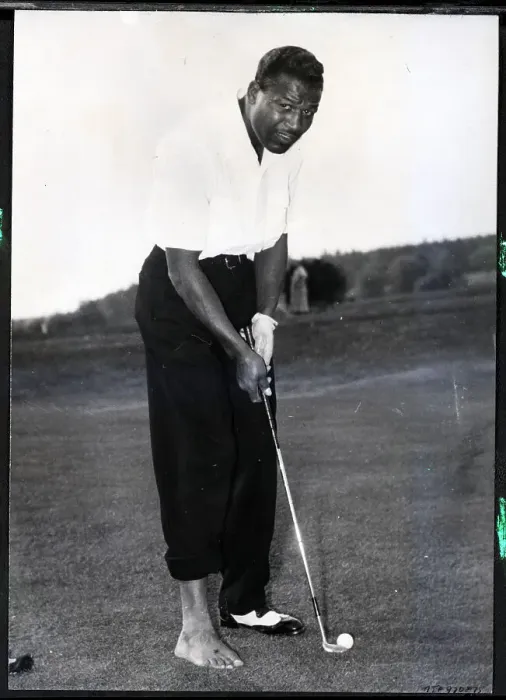 Framed Print : Sugar Ray Robinson Golf with Shoe Off Framed Print : Sugar Ray Robinson Golf with Shoe Off