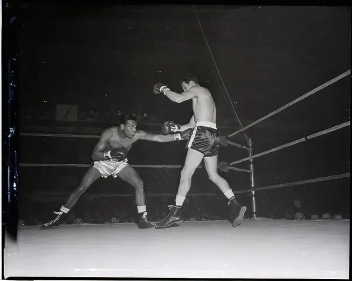 Framed Print : Sugar Ray Robinson Punching Paul Pender Framed Print : Sugar Ray Robinson Punching Paul Pender