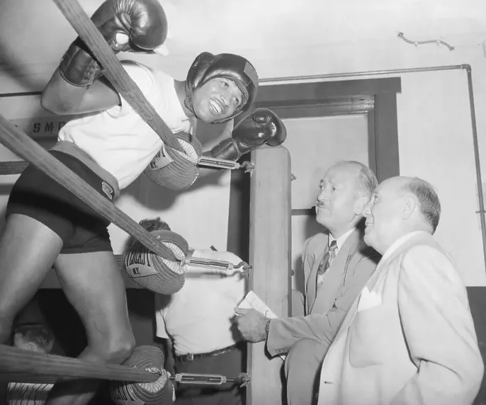 Framed Print : Sugar Ray Robinson Talking from Ring Framed Print : Sugar Ray Robinson Talking from Ring