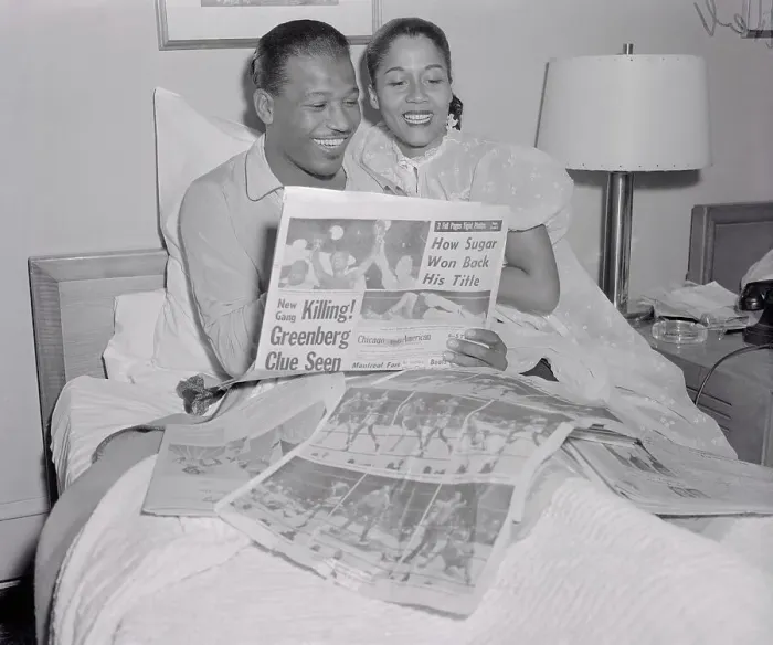 Framed Print : Sugar Ray Robinson and His Wife Reading the Newspaper Framed Print : Sugar Ray Robinson and His Wife Reading the Newspaper