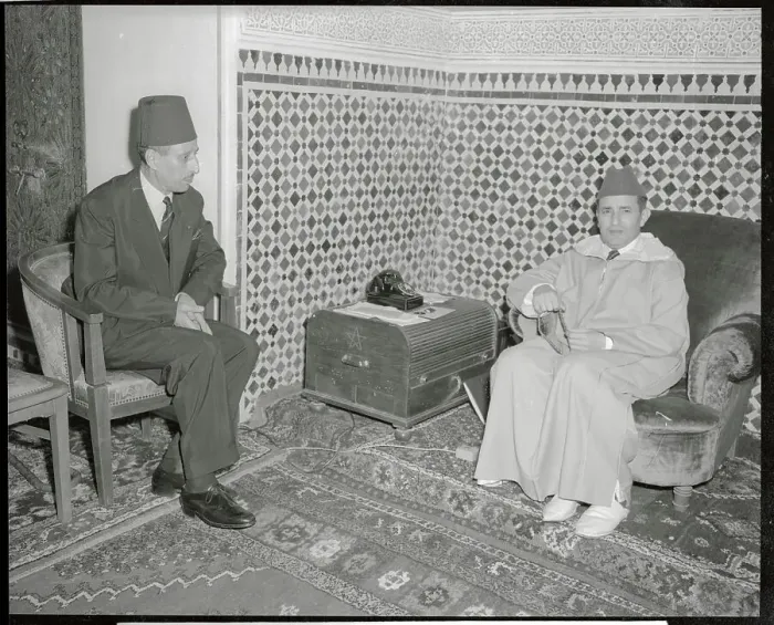 Framed Print : Sultan Sidi Mohammed Ben Youssef Talking with Si Bekkai Framed Print : Sultan Sidi Mohammed Ben Youssef Talking with Si Bekkai