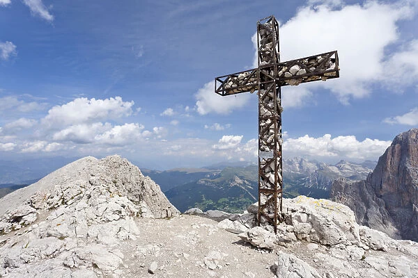 Summit cross on Plattkofel Mountain, looking towards the Odle Mountain Group, Dolomites, Alto Adige, Italy, Europe