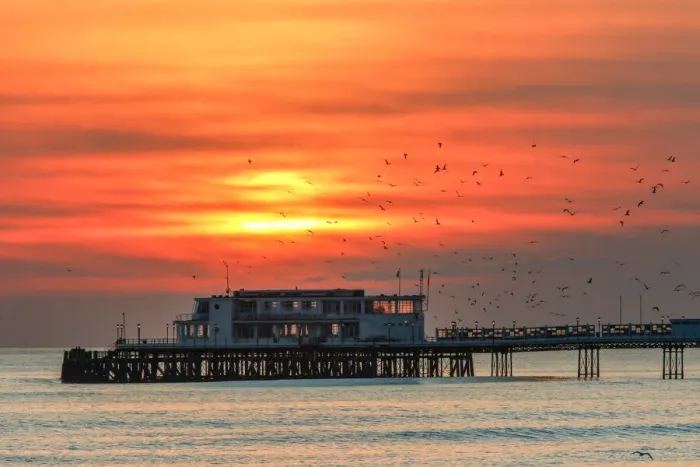 Framed Print : Sun setting behind Worthing Pier Framed Print : Sun setting behind Worthing Pier