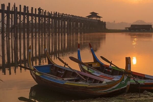 Sunrise at Taung taman lake, Mandalay, Myanmar
